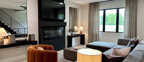 Lyxigt townhome (4 Bedrooms) | Vardagsrum | 70-tums smart-tv med digitalkanaler, eldstad och streamingtjänster