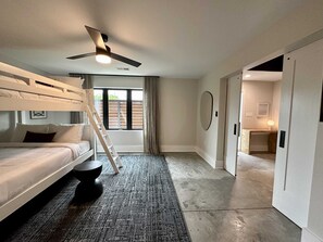 4 bedrooms, premium bedding, memory foam beds, individually decorated - Abode Memphis - Pontotoc (Memphis)