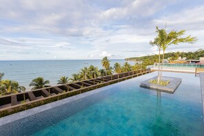 Una piscina al aire libre, sombrillas