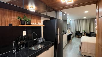 Basic-lejlighed | Privat køkken | Køleskab, mikrobølgeovn, kogeplade, brødrister