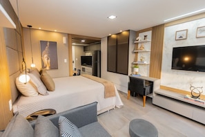 Appartement de base | Décor unique, ameublement unique, fer et planche à repasser