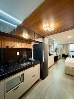 Studio de base | Cuisine privée | Réfrigérateur, four à micro-ondes, surface de cuisson, grille-pain