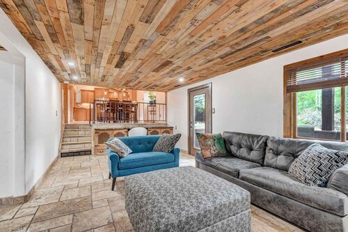 Modern Mountain Cabin / Garden of the Gods