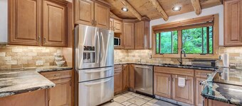 Modern Mountain Cabin / Garden of the Gods