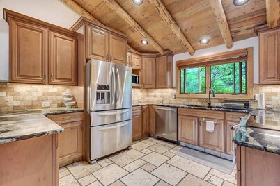 Modern Mountain Cabin / Garden of the Gods