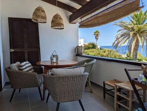 Outdoor dining - Waterfront Vacation Home (Na Macaret)