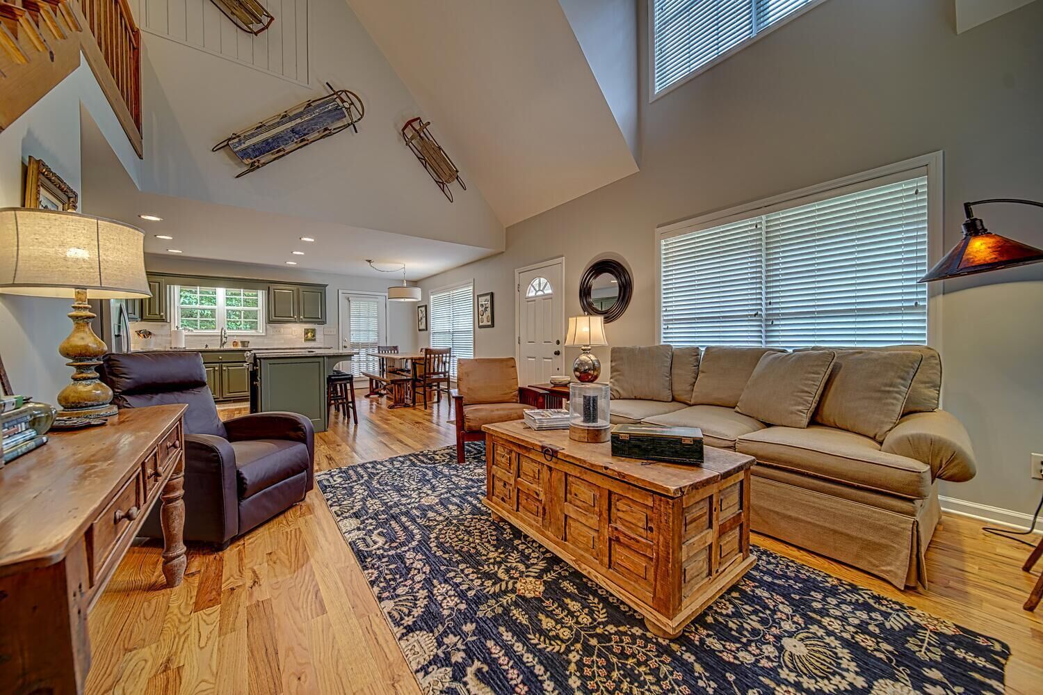 Creekside, pet friendly, wrap-around porch, minutes to downtown Hayesville!