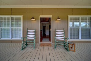 Terrace/patio - Creekside, pet friendly, wrap-around porch, minutes to downtown Hayesville! (Hayesville)