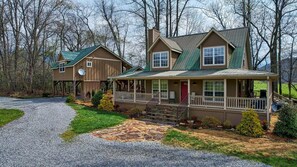 Exterior - Creekside, pet friendly, wrap-around porch, minutes to downtown Hayesville! (Hayesville)