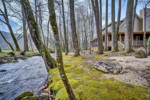 Creekside, pet friendly, wrap-around porch, minutes to downtown Hayesville!