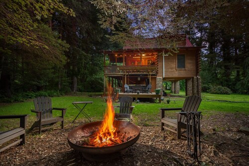 Stoney Creek Cabin | Creekside Cabin with Fire Pit & Hot Tub!