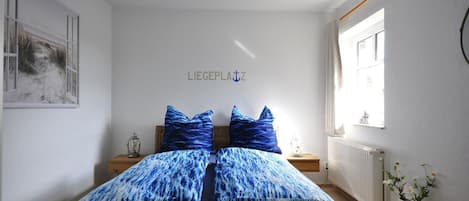2 bedrooms, iron/ironing board, WiFi