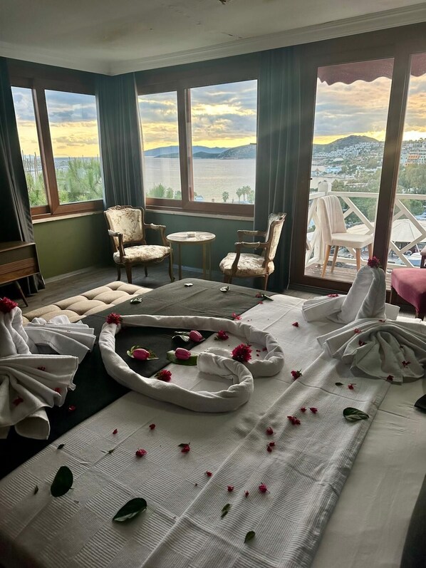 ラグジュアリー スイート バルコニー シービュー | ミニバー、客室ごとに異なる装飾、客室ごとに異なるインテリア、デスク