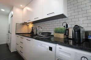 Kühlschrank, Mikrowelle, Ofen, Geschirrspüler