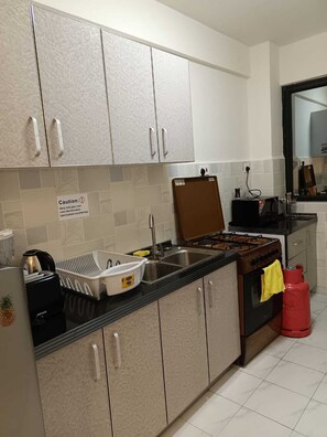 Kühlschrank, Mikrowelle, Ofen, Kochgeschirr/Geschirr/Besteck