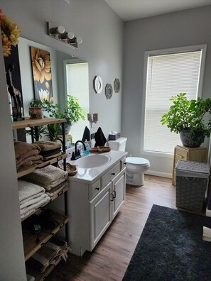 Haartrockner, Handtücher, Seife, Shampoo