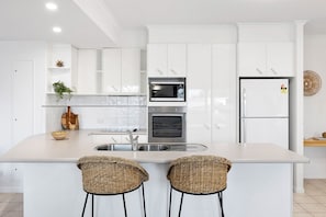 Frigorifero, microonde, forno, piano cottura