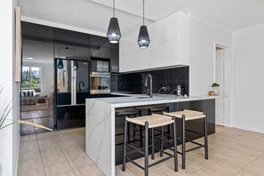 Frigorifero, microonde, forno, piano cottura