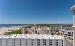 Een kusthotel met meerdere gebouwen, een strand en een heldere lucht.