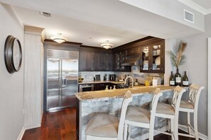 Kjøleskap, ovn, kokeplater og oppvaskmaskin