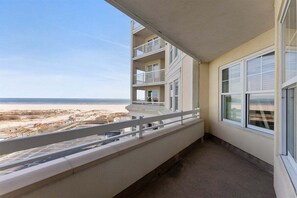 Un balcón con vista a la playa y al océano.