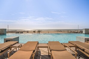 Una piscina a sfioro, una piscina riscaldata
