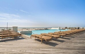 Una piscina con borde infinito, una piscina climatizada