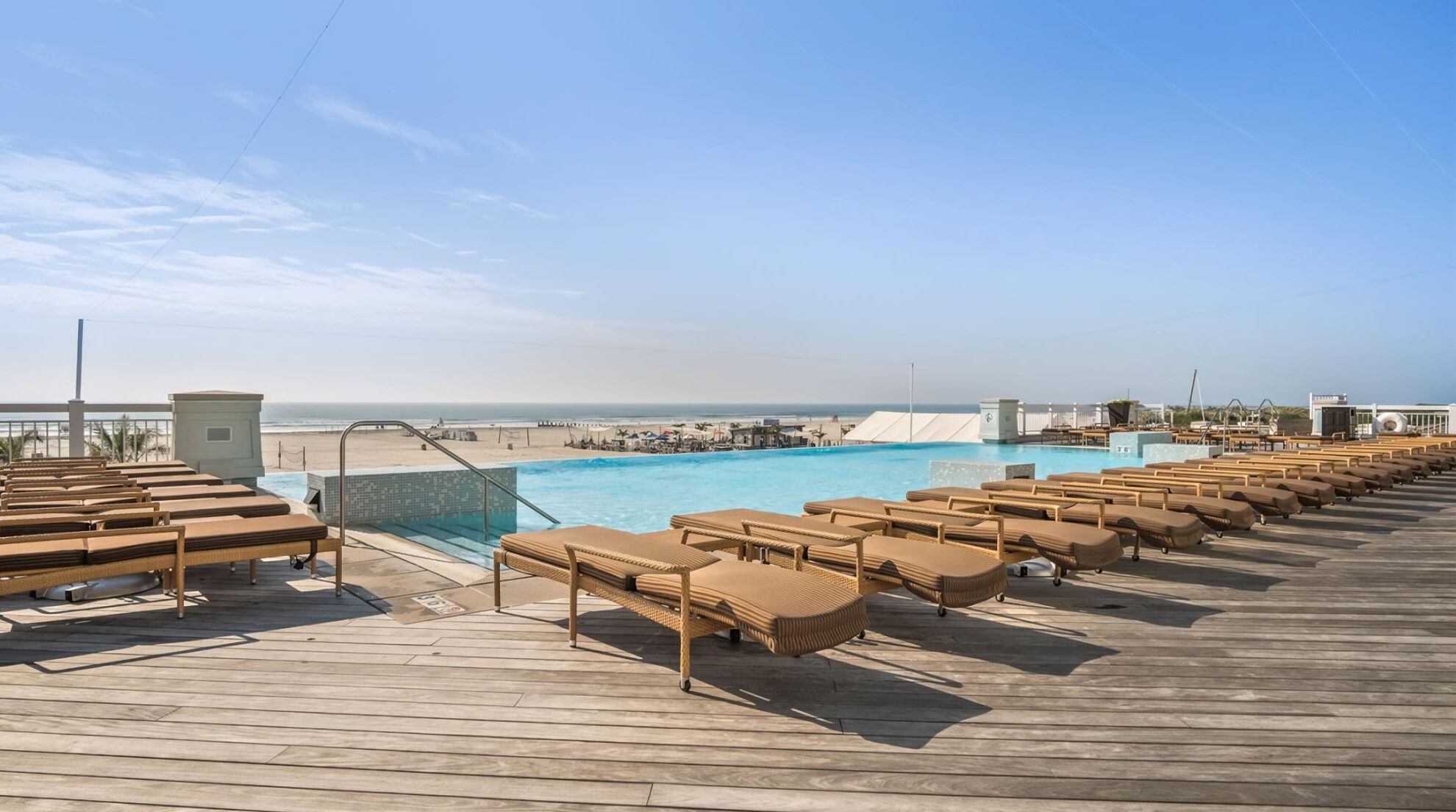 Infinity-bassäng och uppvärmd pool