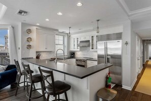 Kühlschrank, Ofen, Geschirrspüler, Wasserkocher mit Kaffee-/Teezubehör