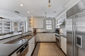 Kühlschrank, Ofen, Geschirrspüler, Wasserkocher mit Kaffee-/Teezubehör