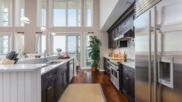 Fridge, oven, stovetop, dishwasher