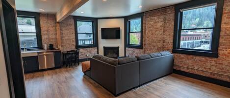 TV, fireplace