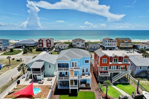 NEW to Proactive Vacations! "Isle Be Back" is a 5 Bedroom, 4.5 Bathroom Home with an Elevator!