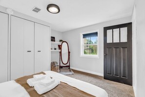 1 bedroom, iron/ironing board, travel crib, WiFi - 2 min to AUD | Private Getaway w/ Firepit (Kitchener)