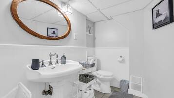 Suihku, hiustenkuivaaja, pyyhkeet, saippua