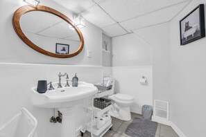 Shower, hair dryer, towels, soap - 2 min to AUD | Private Getaway w/ Firepit (Kitchener)