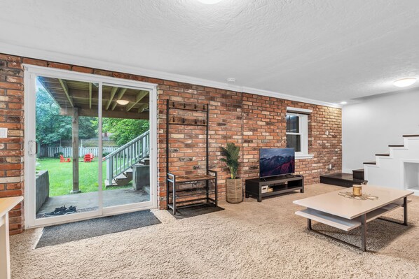 Interior - 2 min to AUD | Private Getaway w/ Firepit (Kitchener)