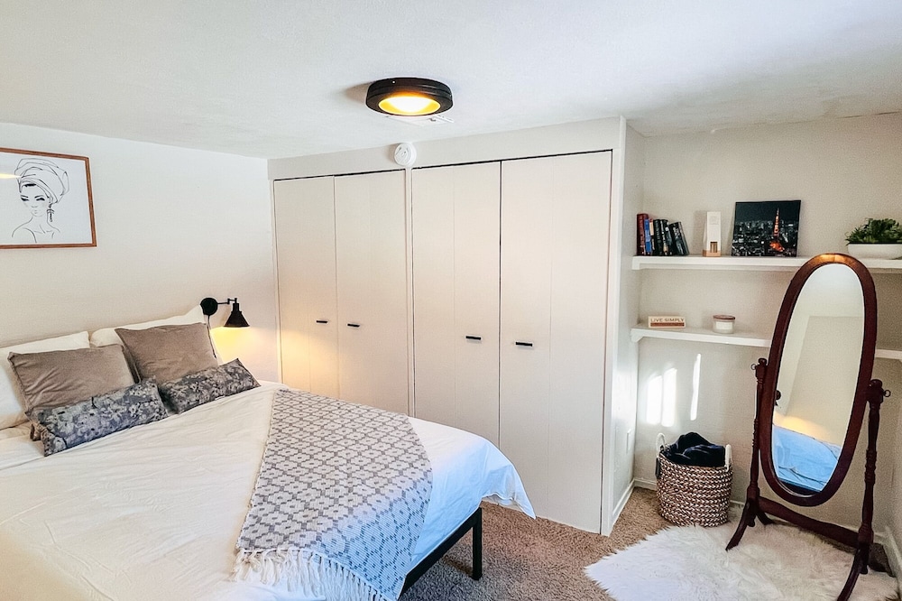 Charming Suite Near Kitchener DT & AUD