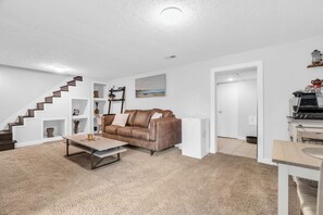 Smart TV, books - 2 min to AUD | Private Getaway w/ Firepit (Kitchener)