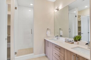 Shower, towels - Resort Pools, Golf Cart Boardwalk to the Beach (Port Aransas)
