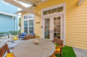 Outdoor dining - Resort Pools, Pet Friendly, Golf Cart Boardwalk to Beach (Port Aransas)