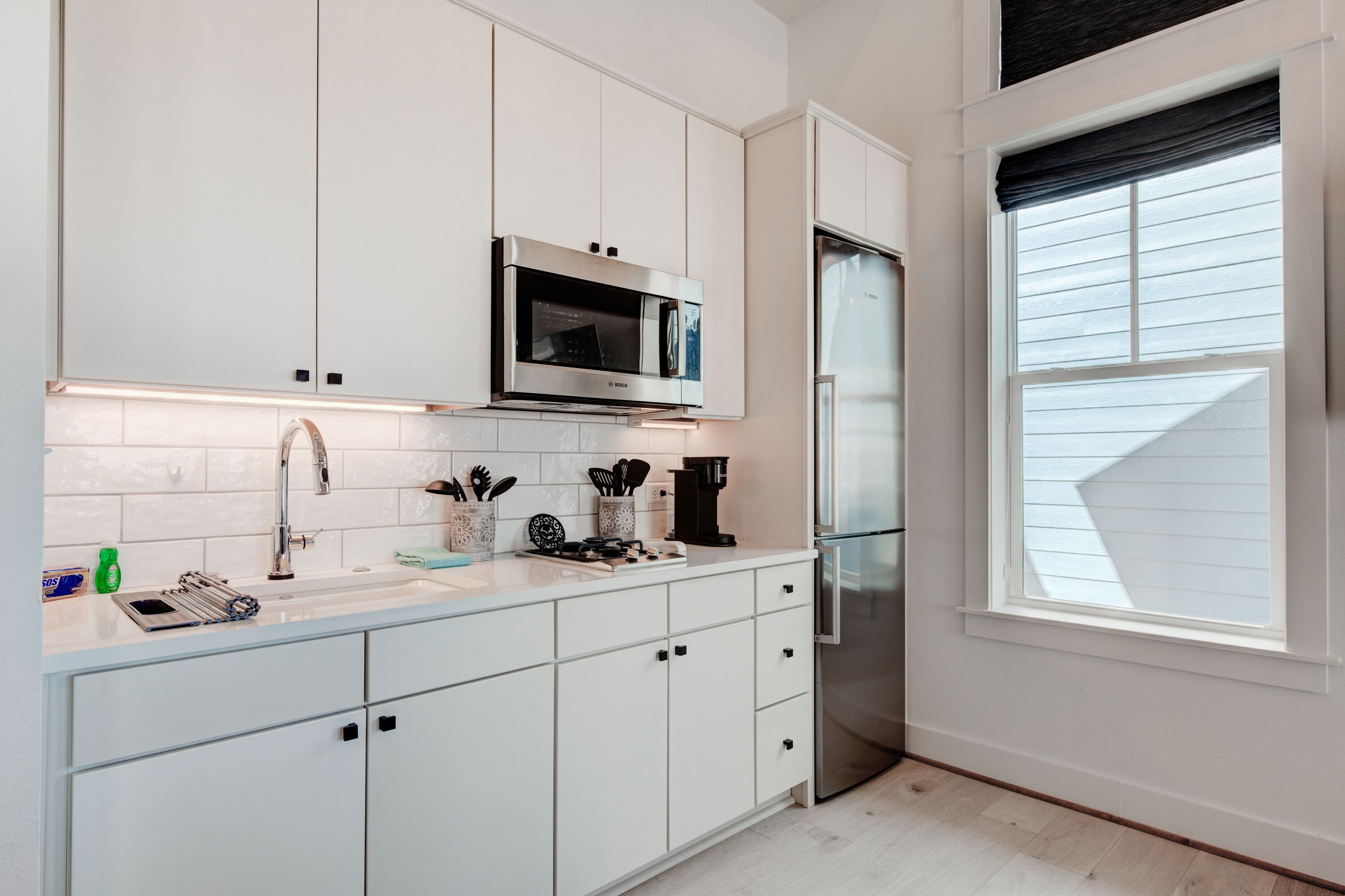 Luxury beachside w fireplace, indoor, outdoor shower, resort amenities