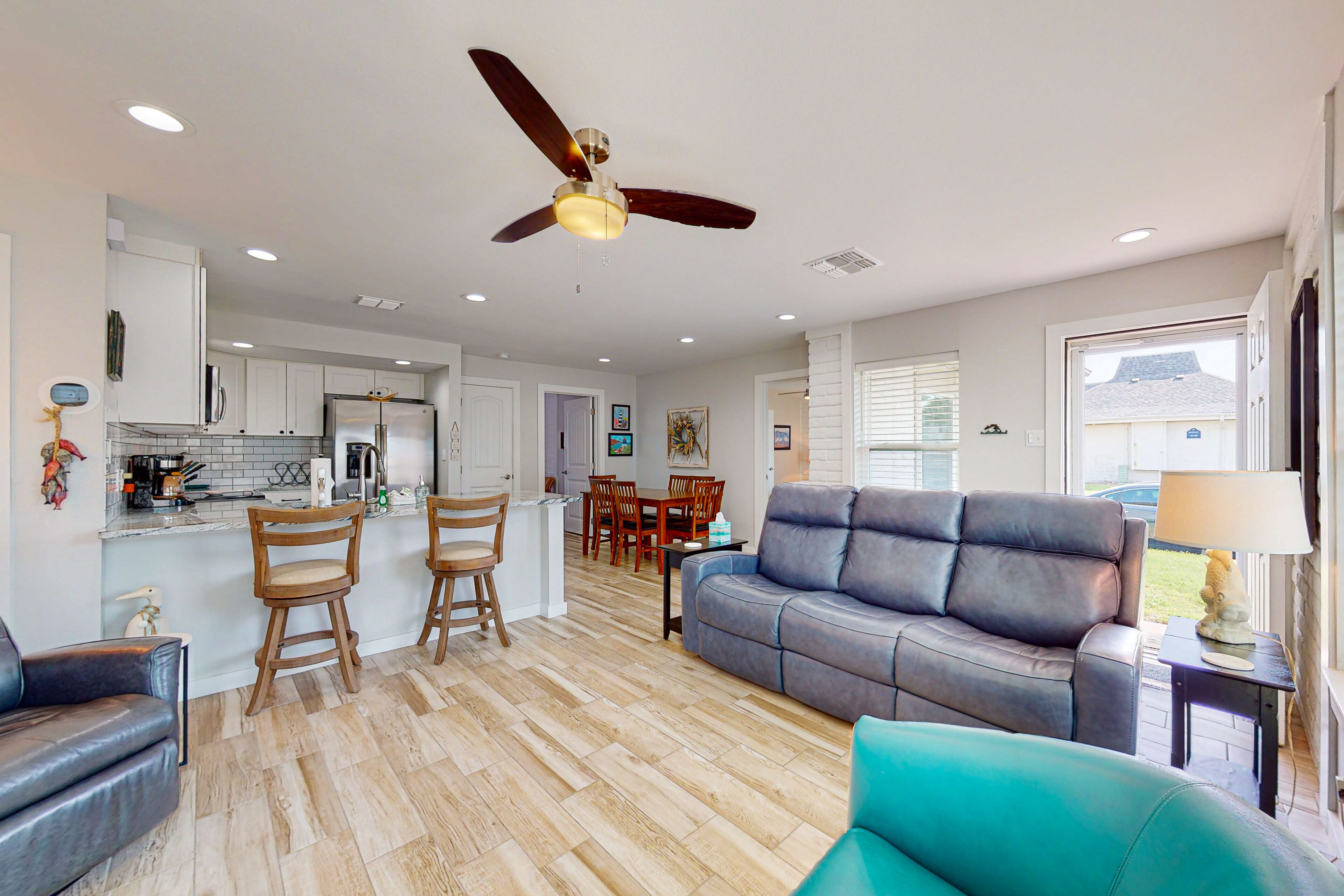 Charming 2 Bedroom Condo, Sleeps 6 and Walking Distance to Pool and Beach!