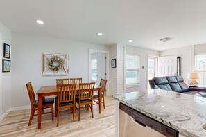 Dining - Walking Distance to Pool and Beach, Shared Pool (Port Aransas)