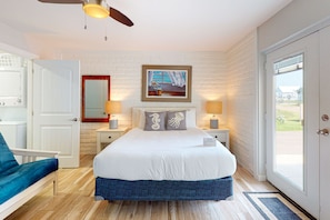 2 bedrooms, free WiFi, bed sheets - Walking Distance to Pool and Beach, Shared Pool (Port Aransas)