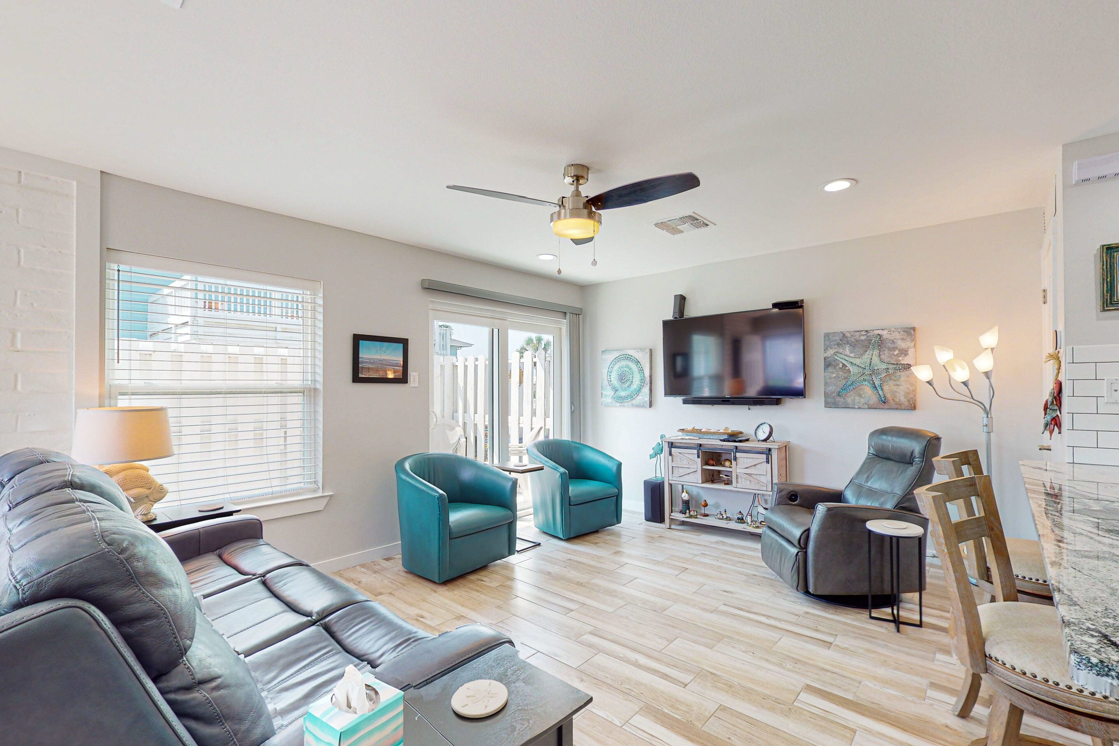 Charming 2 Bedroom Condo, Sleeps 6 and Walking Distance to Pool and Beach!