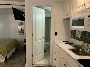 Free WiFi, wheelchair access - Central Location -- Short walk to Beach/Boardwalk w/ parking and heated pool! (Ocean City)