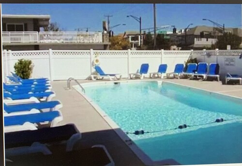 Central Location -- Short walk to Beach/Boardwalk w/ parking and heated pool!