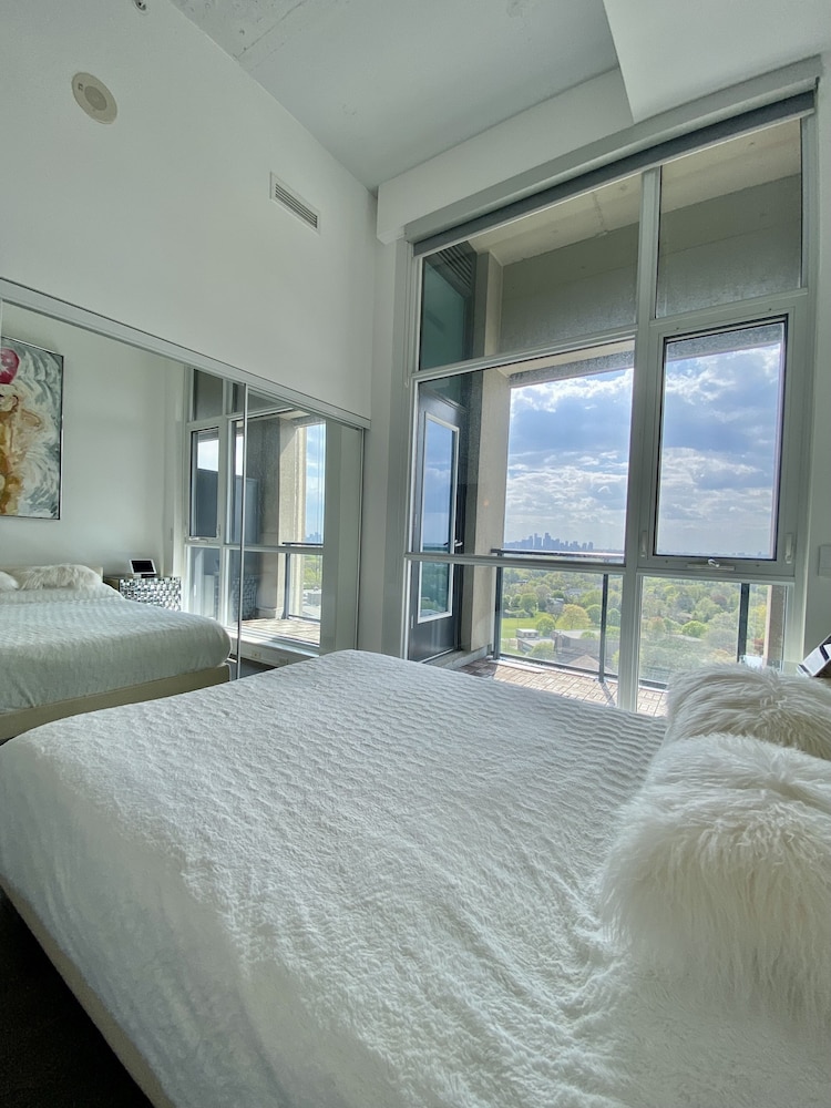 View of Fantastic View 12ft Ceiling Penthouse/pet Friendly - Toronto | Vrbo