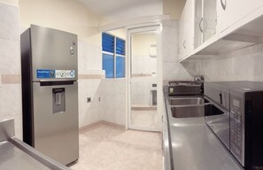 Fridge, microwave, coffee/tea maker, cookware/dishes/utensils - Apartamento 3 Habitaciones en la Mejor Zona de Laureles. Medellín (Medellín)